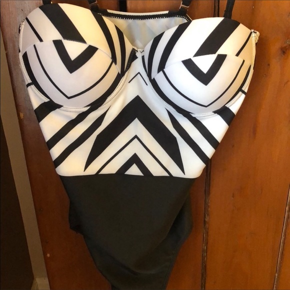 💞 NWT Black & White One Piece Swimsuit - Picture 3 of 8